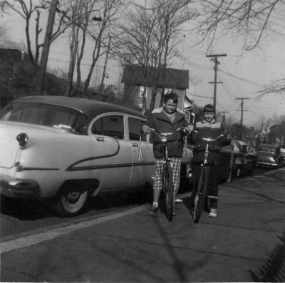 Flora&MarionWvelt1958-sm.jpg